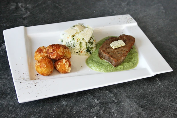 Rinderh&uuml;ftsteak auf Brokkolip&uuml;ree