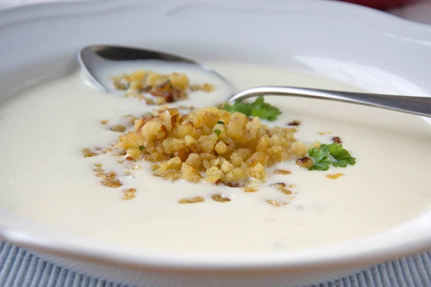 Wei&szlig;wein-Camembert-Suppe