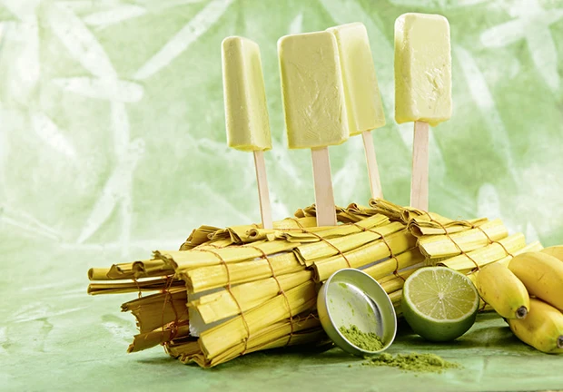 Bananen-Matcha-Eis am Stil