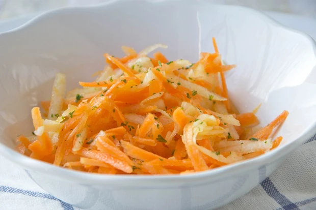 Karotten-Apfelsalat