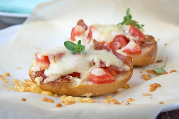 &Uuml;berbackenes Salamibaguette