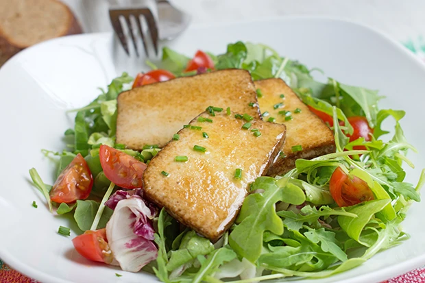 Gebratener Tofu auf Salat