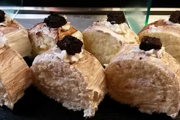 Biskuitroulade mit Vanillecreme