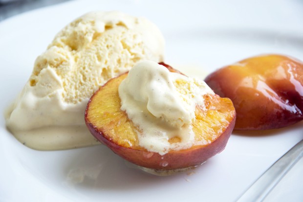 Ofenpfirsiche mit Eis