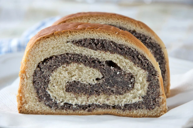 Mohnrolle aus Germteig