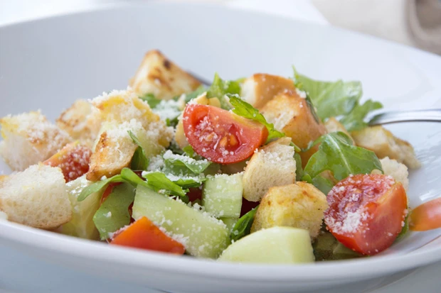 Brotsalat mit Rucola