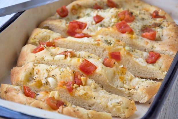 Focaccia mit Tomaten und Oregano