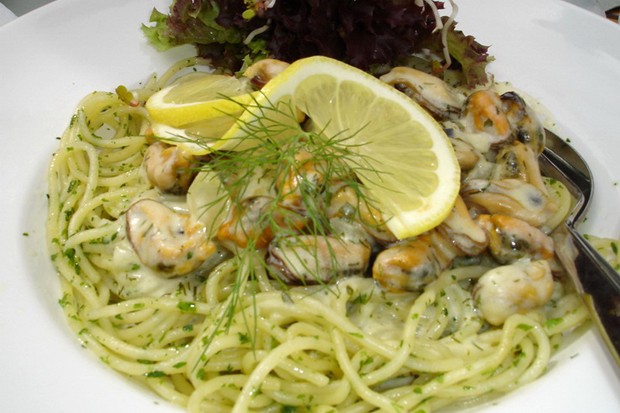 Spaghetti mit Muscheln in Weinsauce