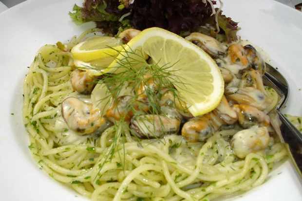 Spaghetti mit Muscheln in Weinsauce