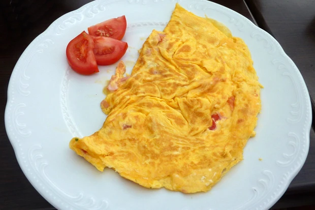 Omelette mit K&auml;se, Tomaten und Schinken