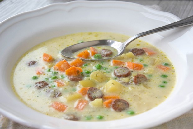 Kartoffelsuppe mit Erbsen und Würstchen