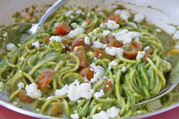 Nudeln mit Spinat-Feta-Tomaten-Sauce