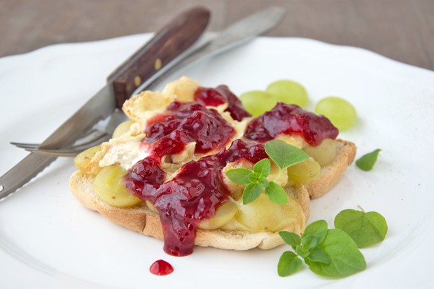 Weintrauben-Camembert-Toast