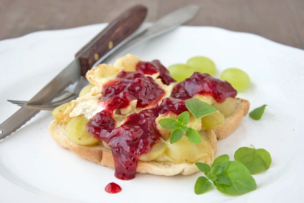 Weintrauben-Camembert-Toast