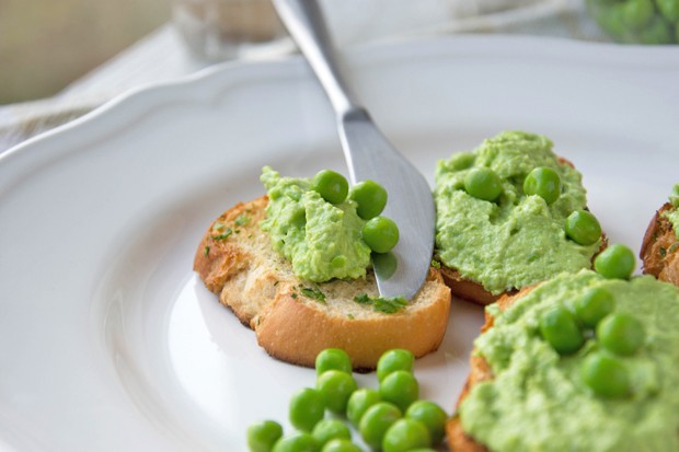 Erbsendip mit Röstbaguette