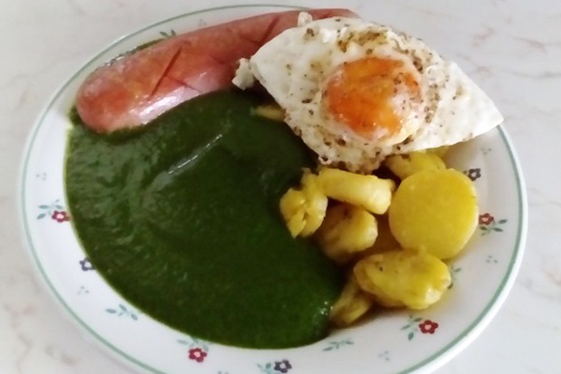 Gebratene Augsburger mit Spinat und Spiegelei