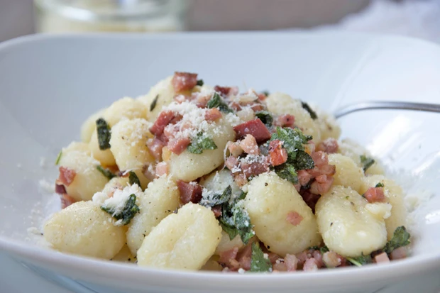 Salbeignocchi mit Speck