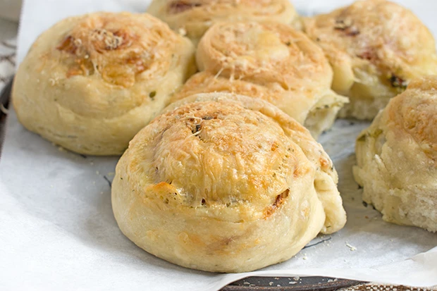 W&uuml;rziger Kr&auml;uterschneckenkuchen