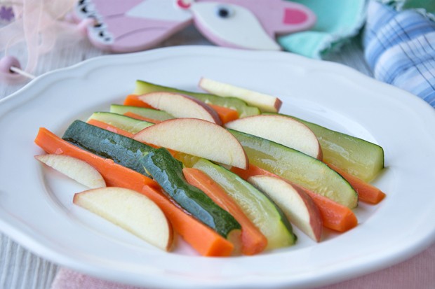 Gedämpfte Gemüse- und Obststicks