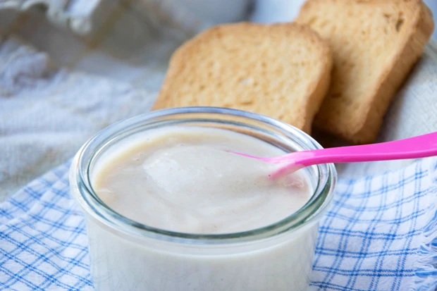 Zwieback-Brei mit Obstmus