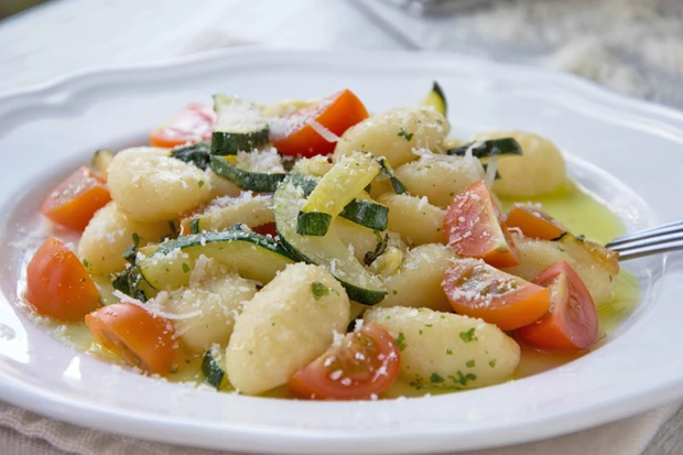 Gnocchisalat mit gebratenen Zucchini