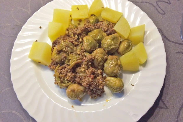 Scharfes Faschiertes mit Kohlsprossen und K&uuml;mmelkartoffel