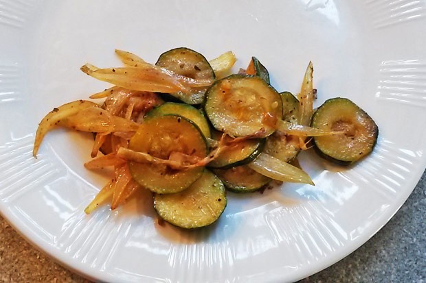 Zucchini-Zwiebelgemüse