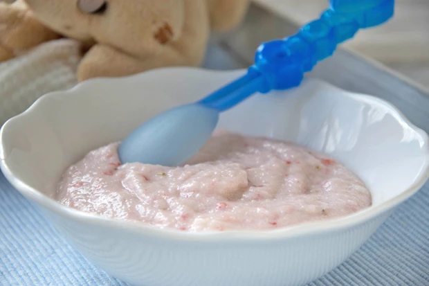 Pfirsich-Apfel-Erdbeerbrei