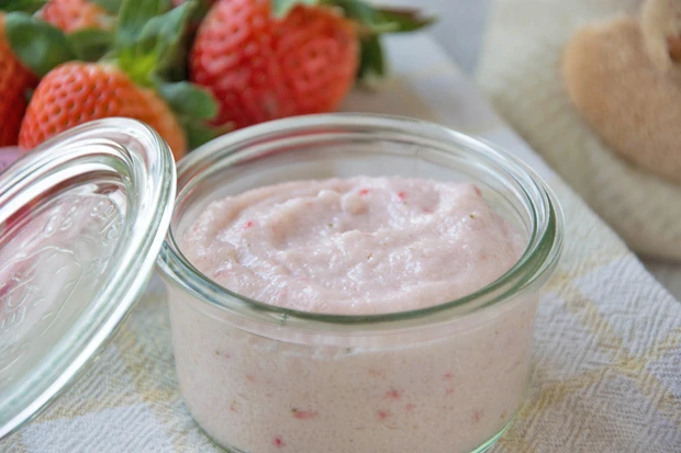 Maisgrieß-Brei mit Erdbeeren