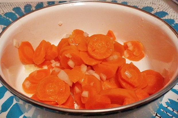 Karottensalat mit Zwiebeln