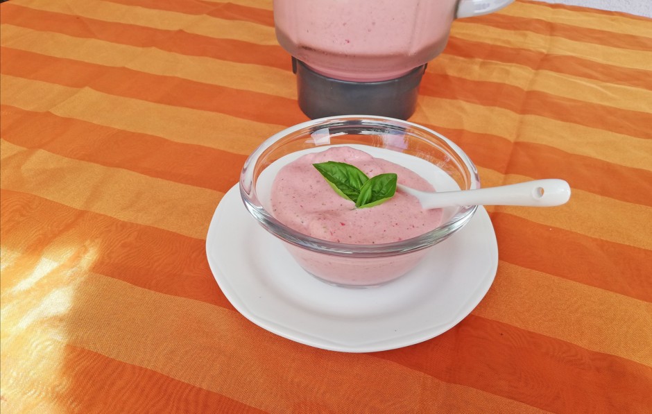 Erdbeer-Balsamico-Basilikum Frozen Yoghurt