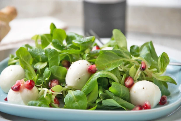 Vogerlsalat mit Granatapfel