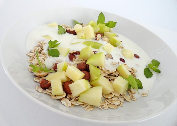 Nussmüsli mit Apfel