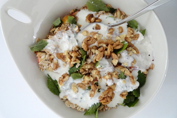 Nussmüsli mit Apfel