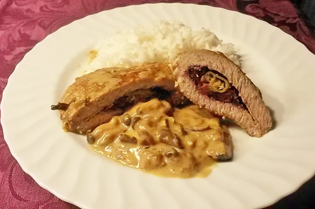 Gef&uuml;llte Schweinsschnitzel in Pilzsauce