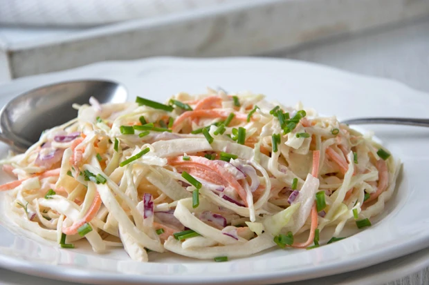 Bunter Krautsalat mit Joghurtdressing