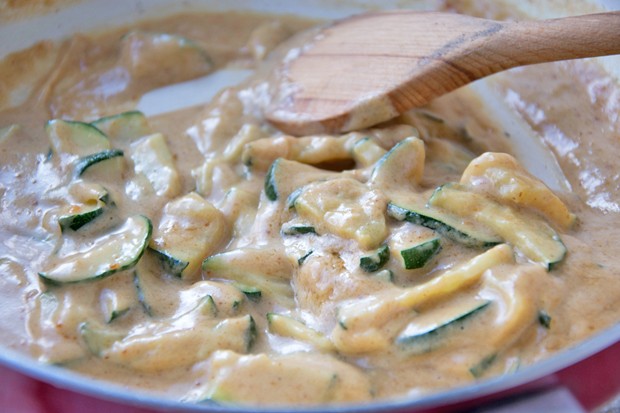 Zucchini-Erdnusssauce