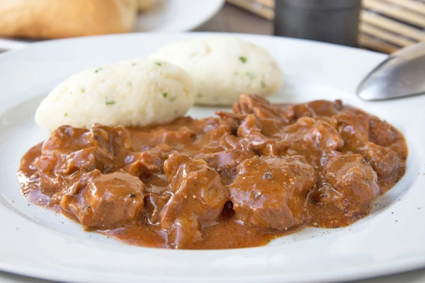Rindsgulasch nach Mail&auml;nder Art