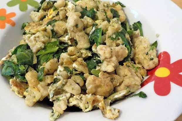 Spätzle mit Ei und Babyspinat