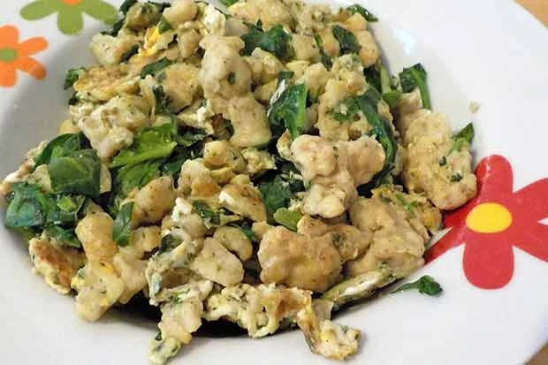Sp&auml;tzle mit Ei und Babyspinat