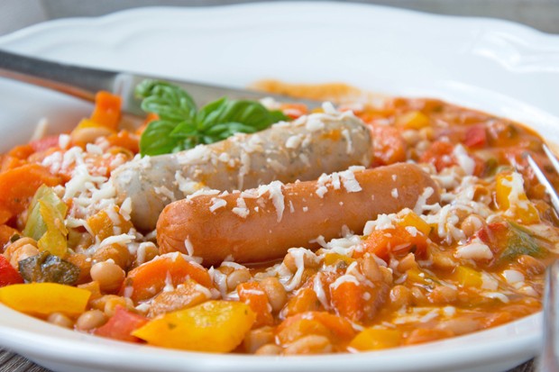 Weiße Bohnen mit Würstchen und Käse
