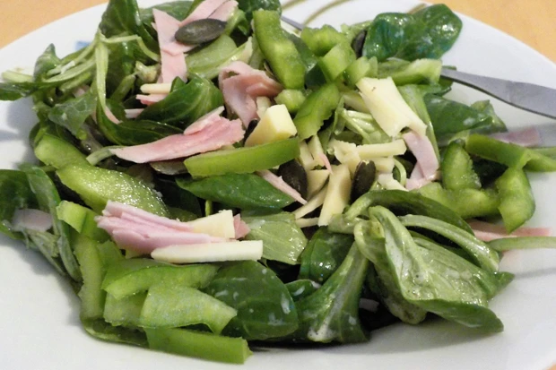 Vogerlsalat mit Schinken und K&auml;se