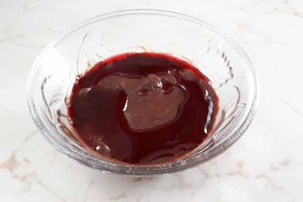 Schokomousse mit Erdbeersirup