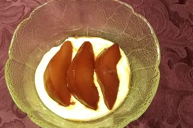 Vanillecreme mit Rotweinbirnen