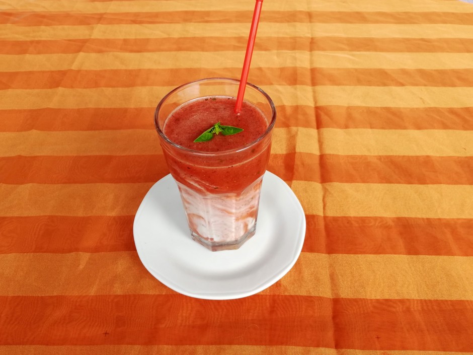 Basilikum und Erdbeer Smoothie