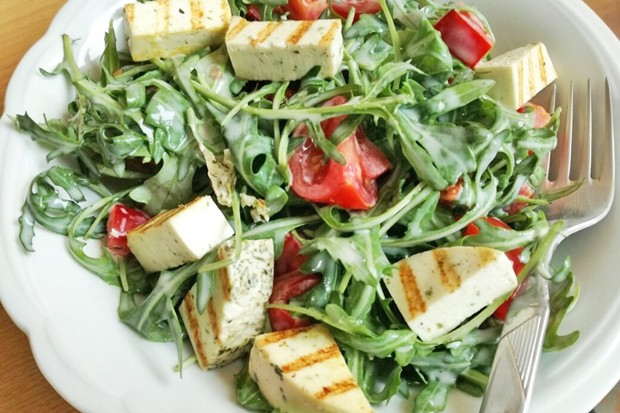 Rucola Salat mit Käse und rotem Gemüse