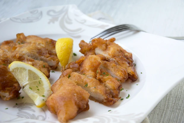 Putenschnitzel in Kr&auml;uterbierteig