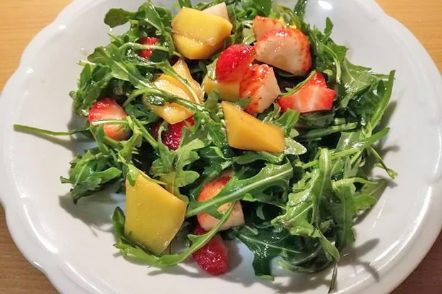 Erdbeere-Mango-Rucola Salat