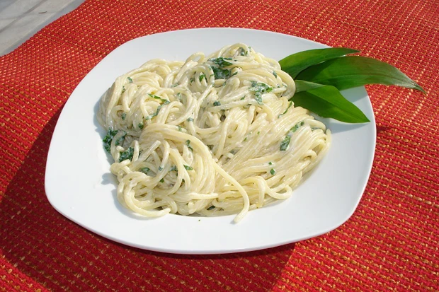 Spaghetti mit Bärlauch-Sauerrahm-Sauce