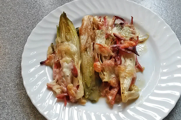 &Uuml;berbackener Chicoree mit K&auml;se